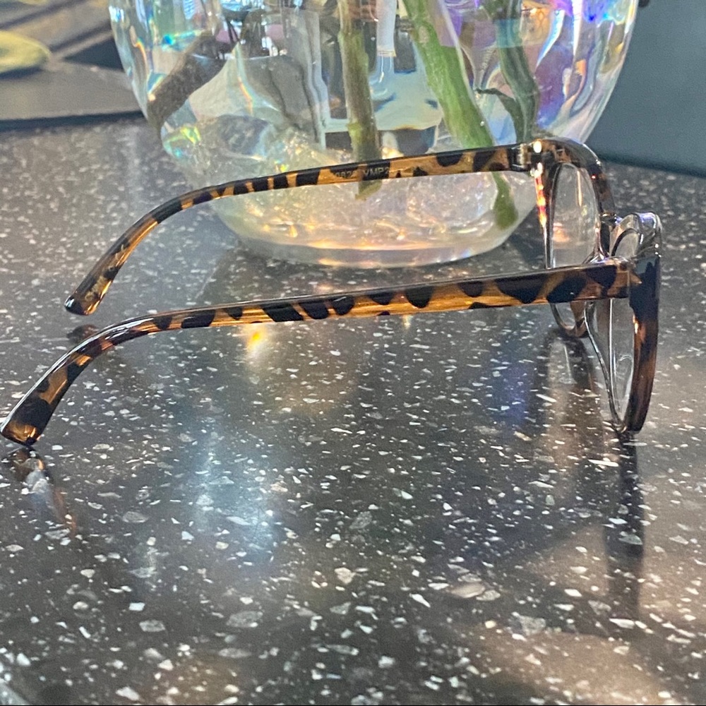 BETSY JOHNSON large cat eye flare tortoise readers - Picture 7 of 7